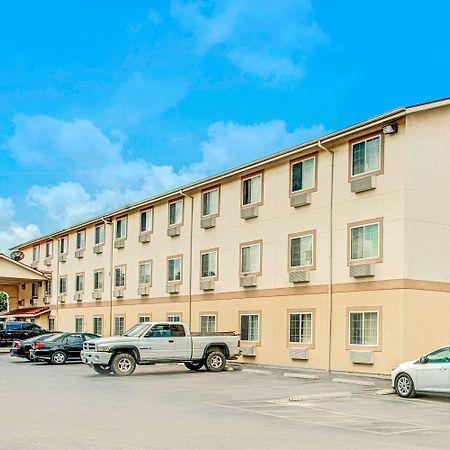 Super 8 By Wyndham San Antonio/Fiesta Hotel Eksteriør billede