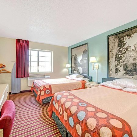 Super 8 By Wyndham San Antonio/Fiesta Hotel Eksteriør billede