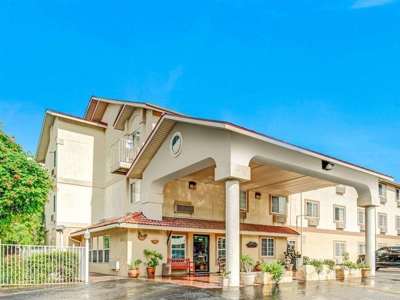 Super 8 By Wyndham San Antonio/Fiesta Hotel Eksteriør billede
