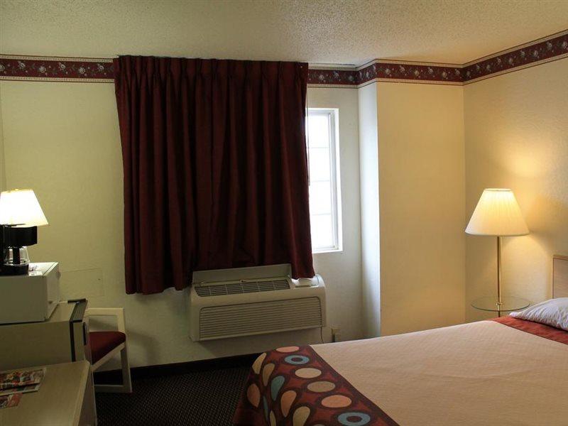 Super 8 By Wyndham San Antonio/Fiesta Hotel Eksteriør billede