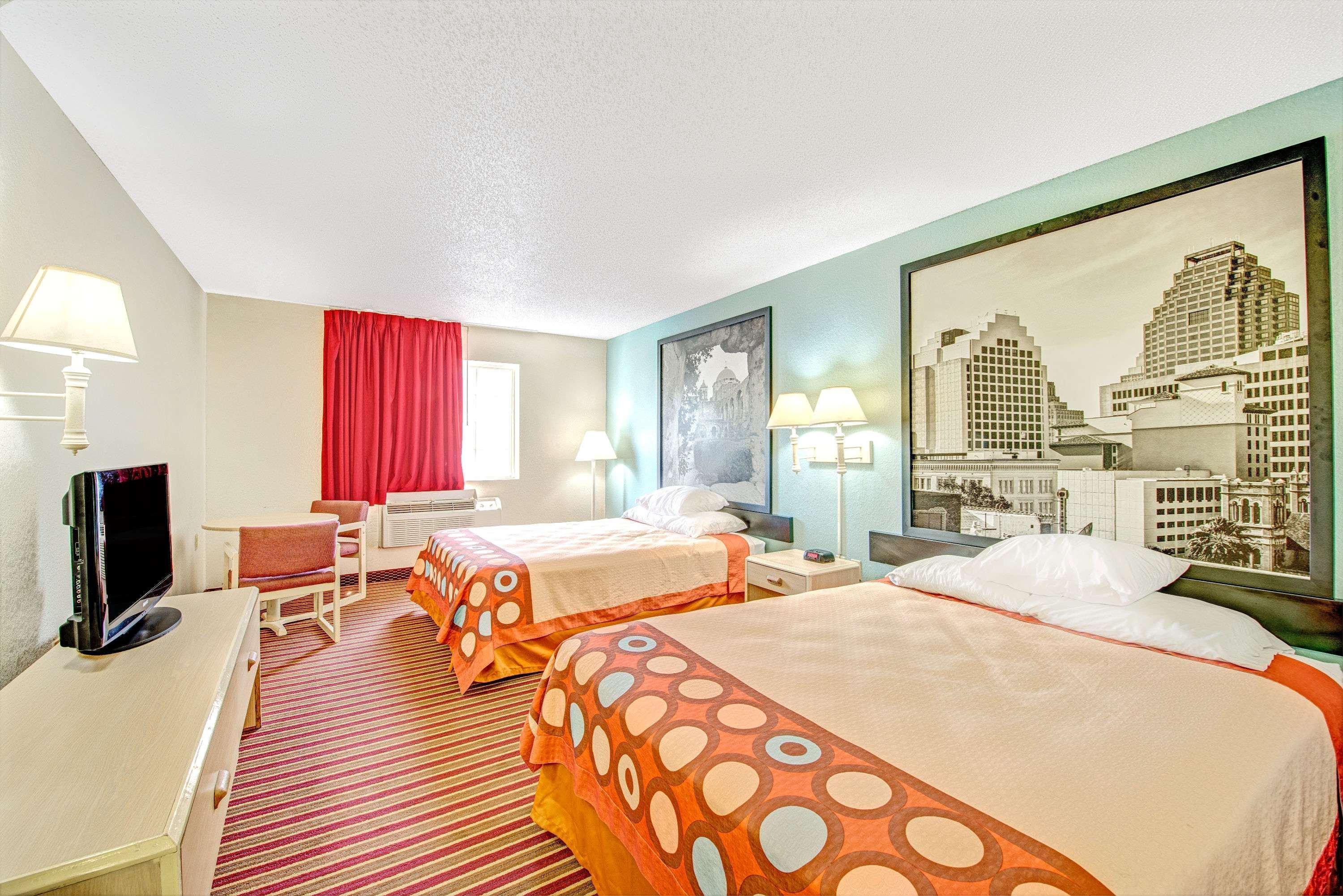 Super 8 By Wyndham San Antonio/Fiesta Hotel Eksteriør billede