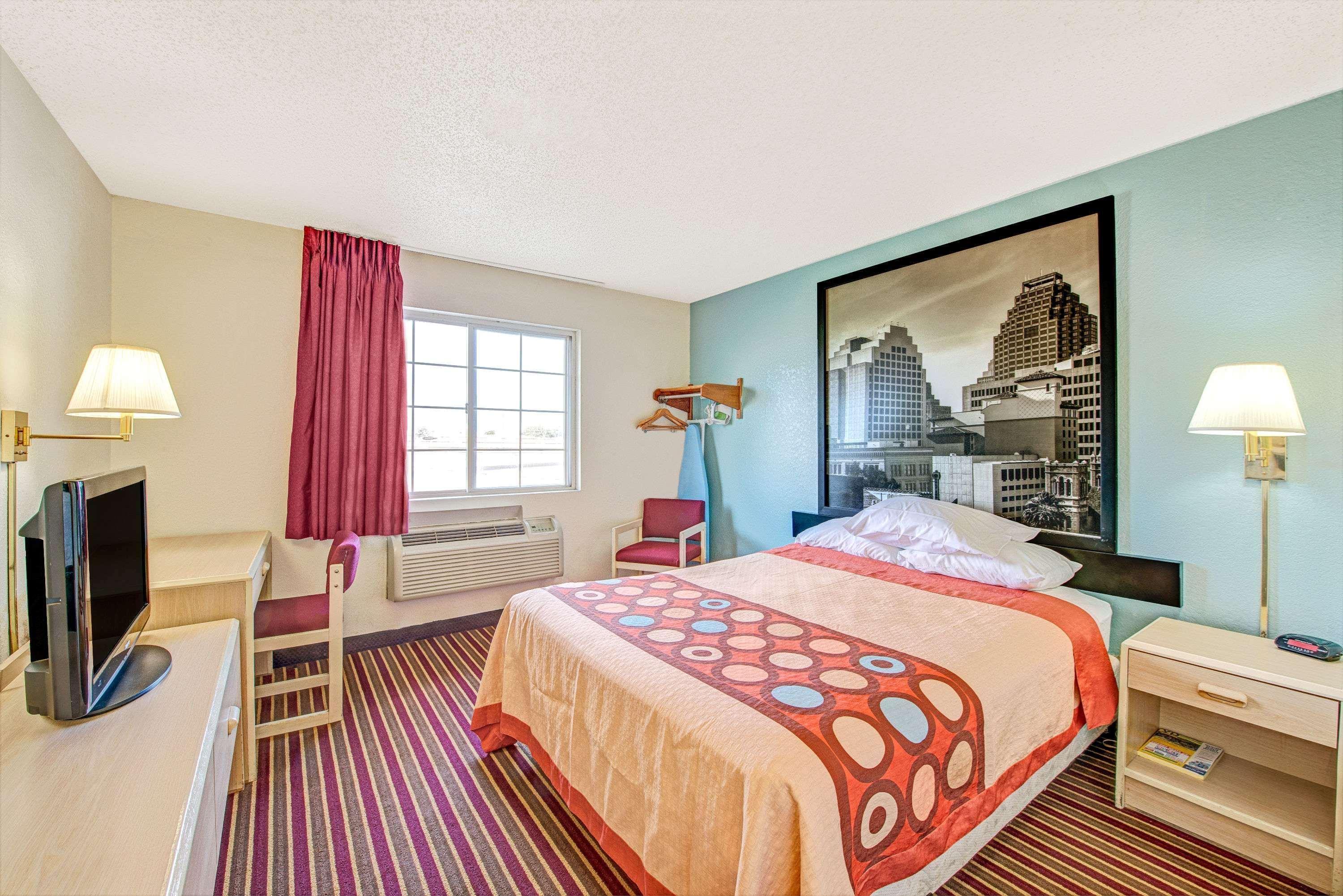Super 8 By Wyndham San Antonio/Fiesta Hotel Eksteriør billede