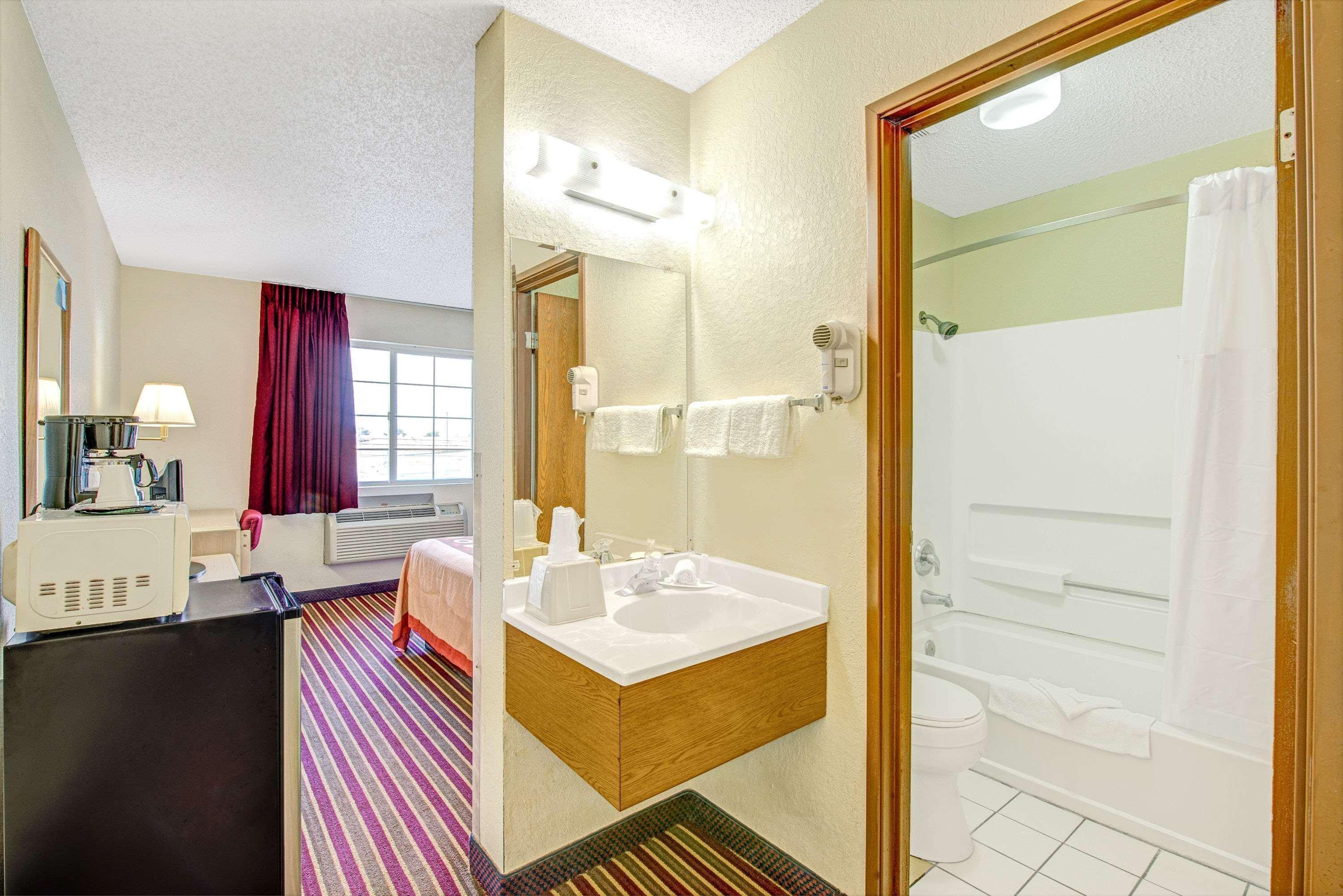 Super 8 By Wyndham San Antonio/Fiesta Hotel Eksteriør billede
