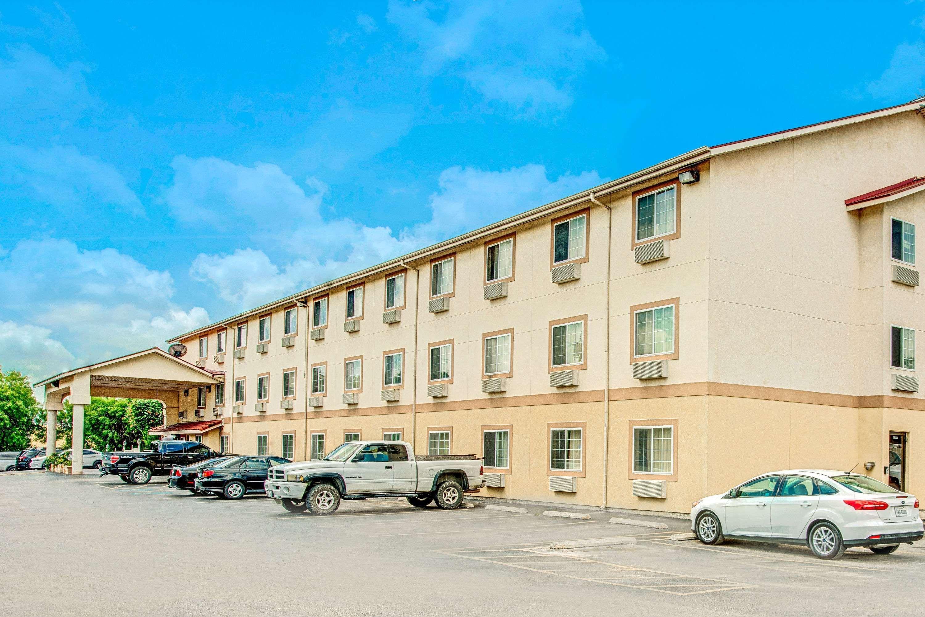 Super 8 By Wyndham San Antonio/Fiesta Hotel Eksteriør billede