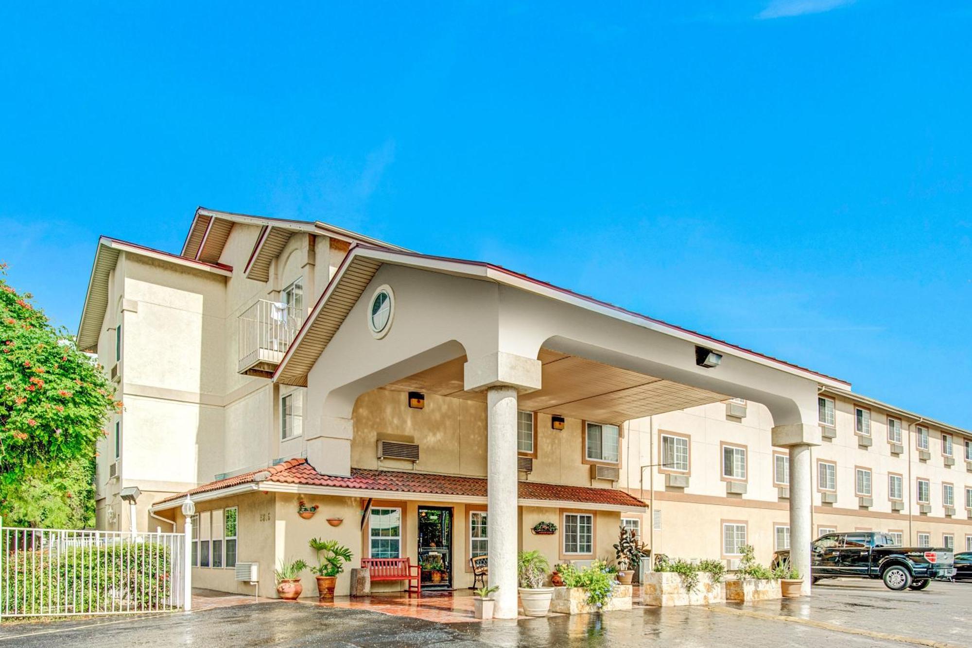 Super 8 By Wyndham San Antonio/Fiesta Hotel Eksteriør billede