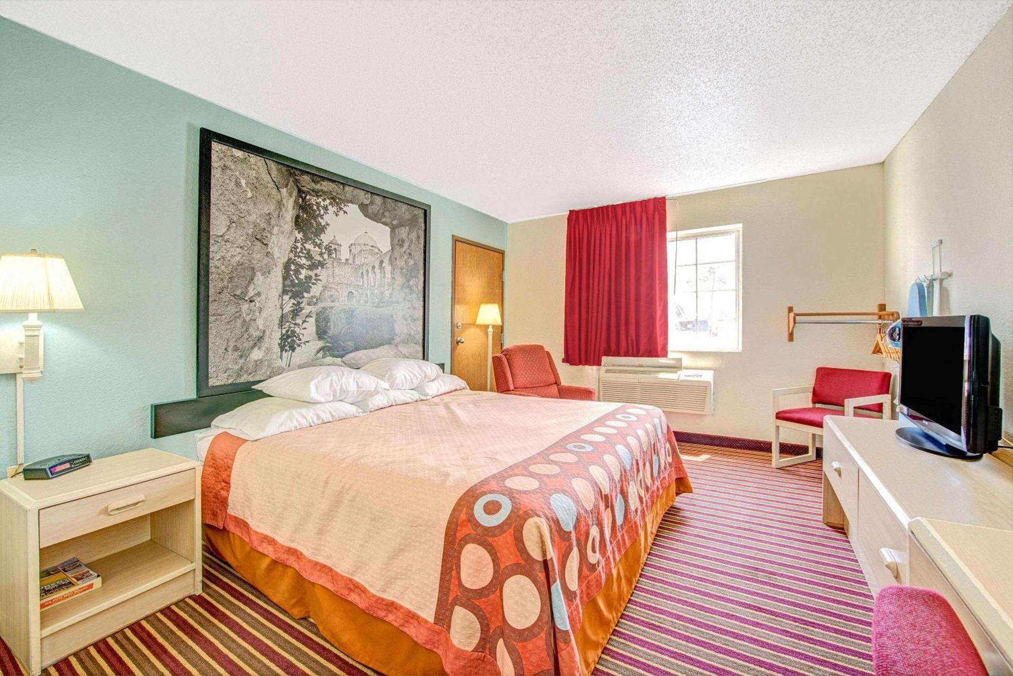 Super 8 By Wyndham San Antonio/Fiesta Hotel Eksteriør billede