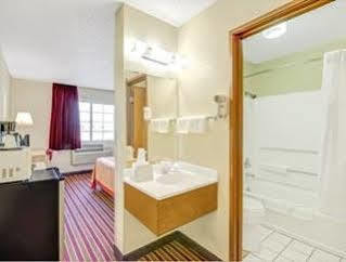 Super 8 By Wyndham San Antonio/Fiesta Hotel Eksteriør billede